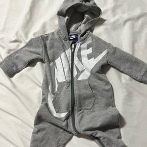 Zip up gray nike warm up